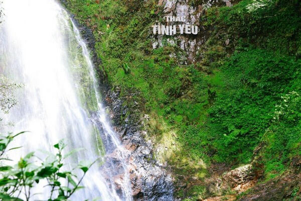 Ngắm thác Tình Yêu và Suối Vàng