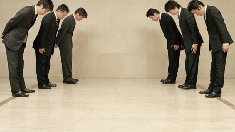 Người Nhật Bản cúi chào nhau