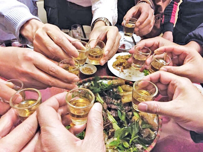 Hạn chế uống nhiều rượu bia