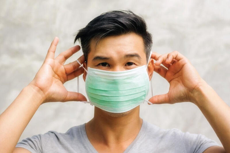 Đeo khẩu trang khi ra ngoài đặc biệt nơi công cộng
