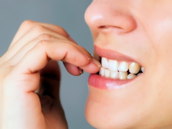 Từ bỏ thói quen cắn móng tay
