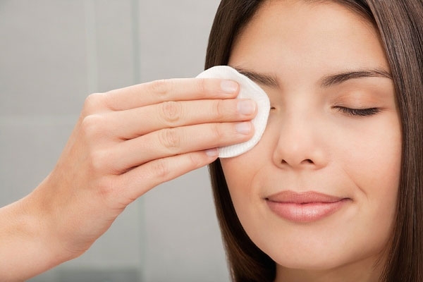 Luôn tẩy trang cẩn thận trước ki đi ngủ