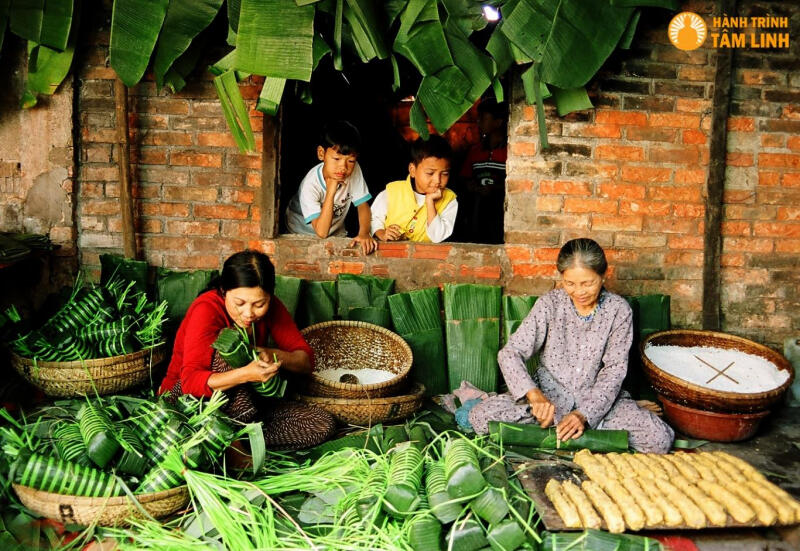 Gói bánh chưng, bánh tét.
