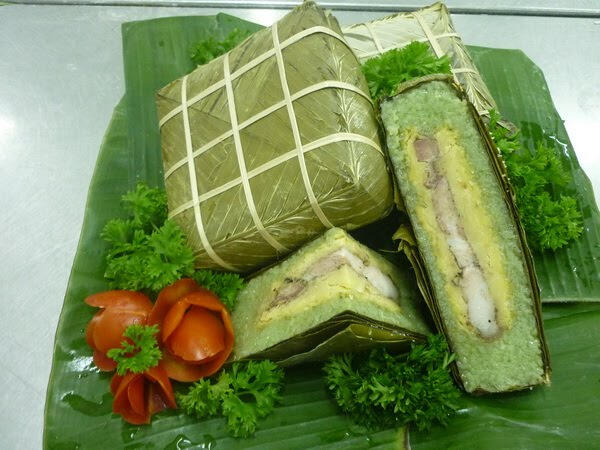 Gói bánh chưng, bánh tét.