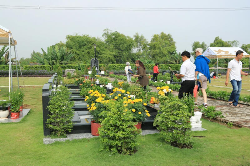 Thăm mộ tổ tiên và mời tổ tiên về ăn tết