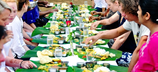 Ăn bốc bằng tay phải